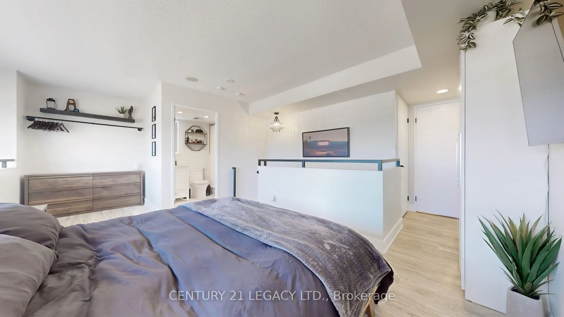 200 Manitoba Street N, #433