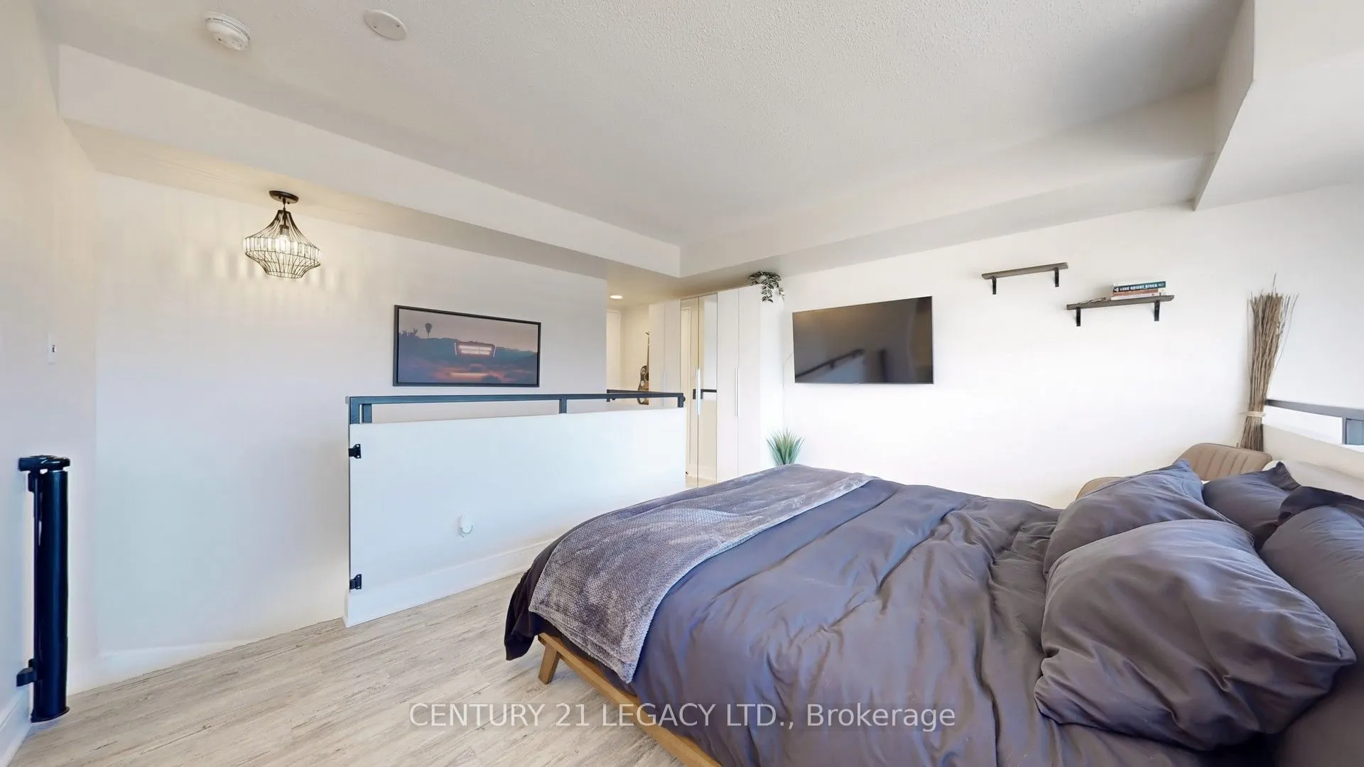 200 Manitoba Street N, #433
