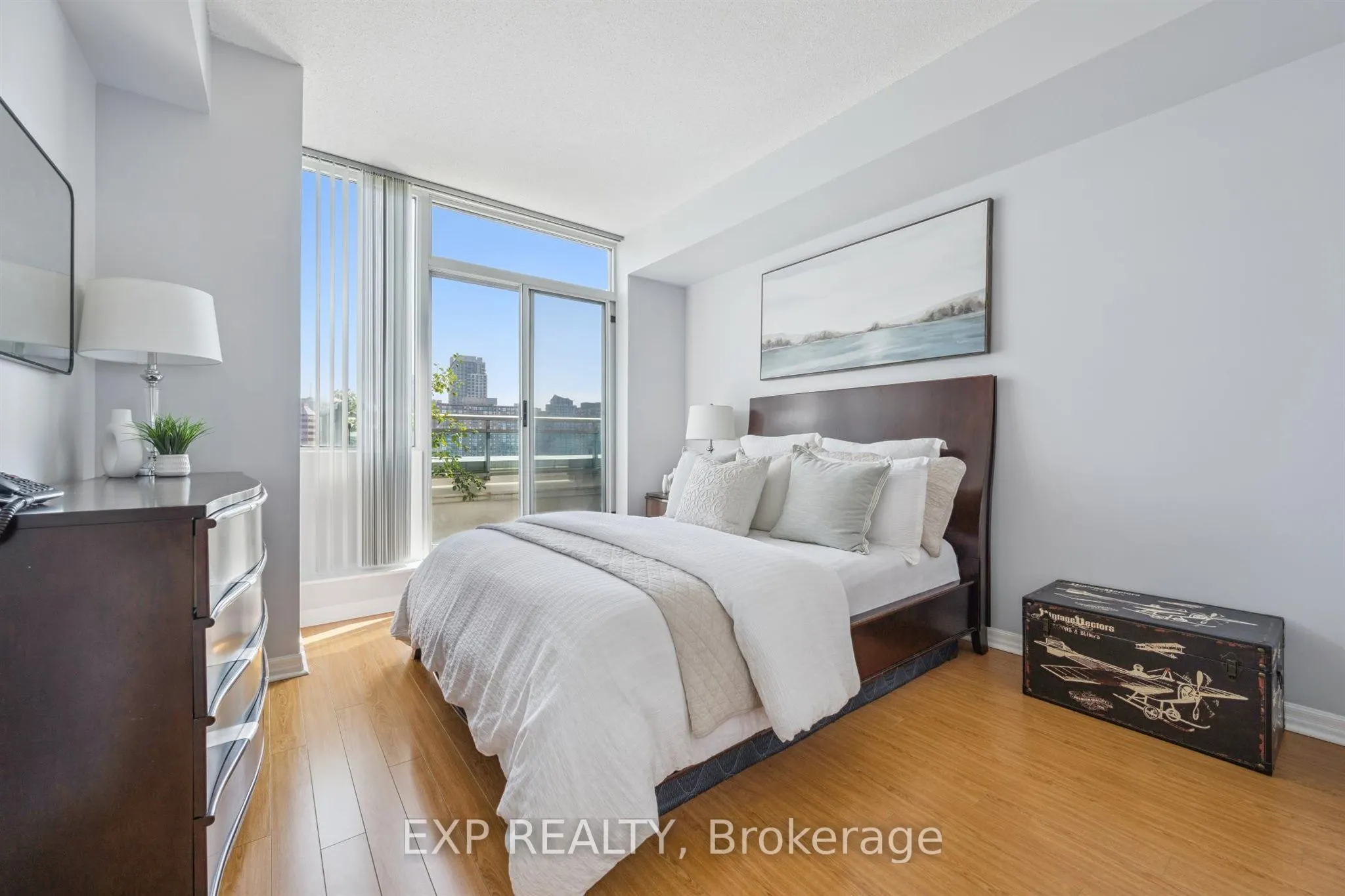 220 Burnhamthorpe Road W, #905