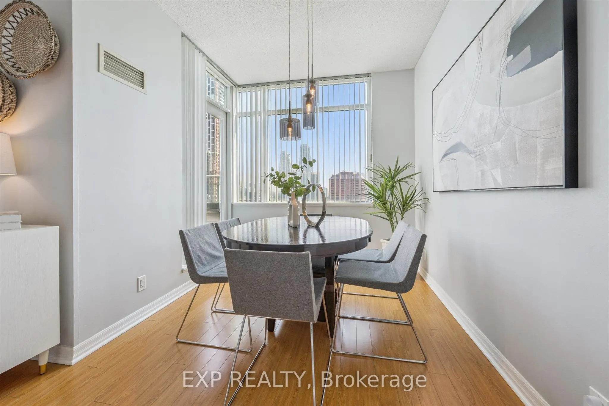 220 Burnhamthorpe Road W, #905