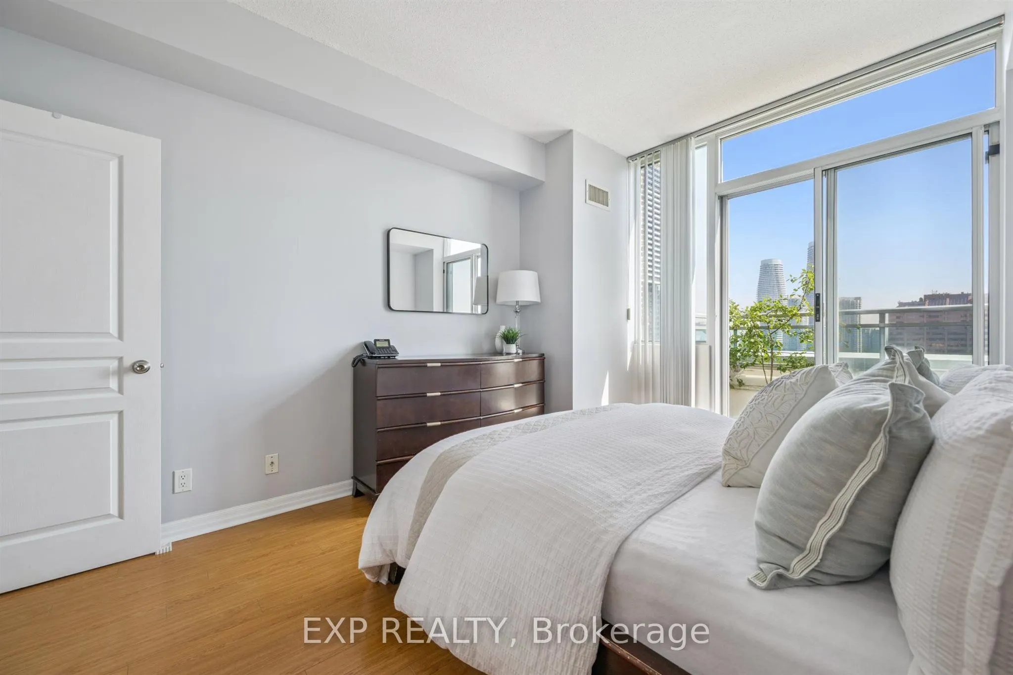 220 Burnhamthorpe Road W, #905