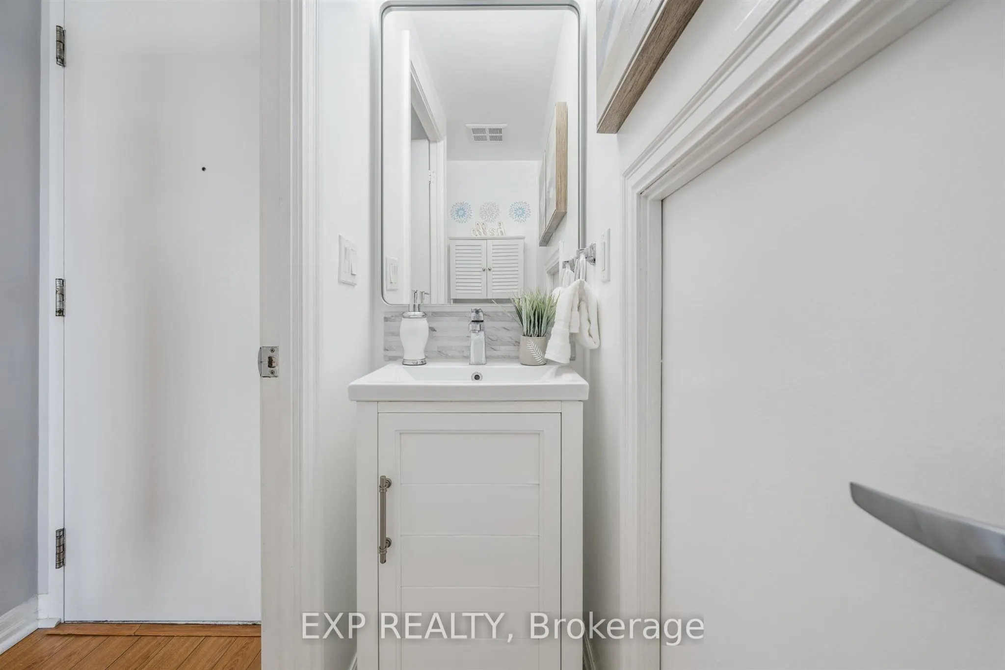 220 Burnhamthorpe Road W, #905