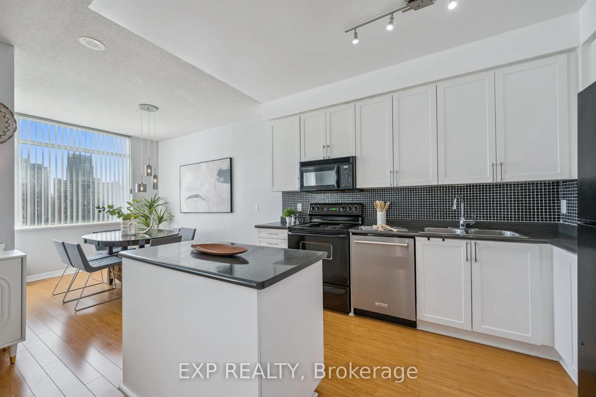 220 Burnhamthorpe Road W, #905