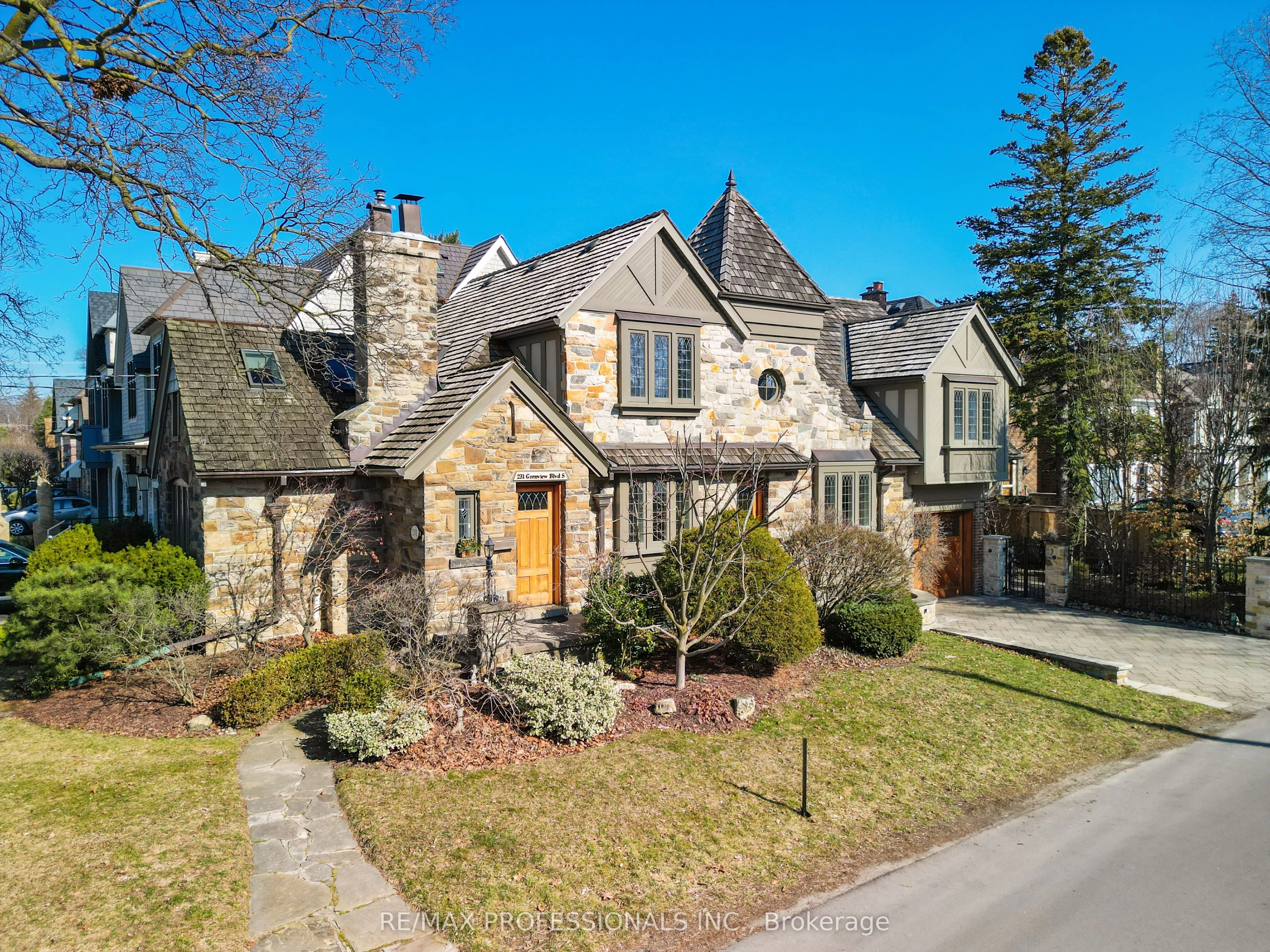 231 Grenview Boulevard S