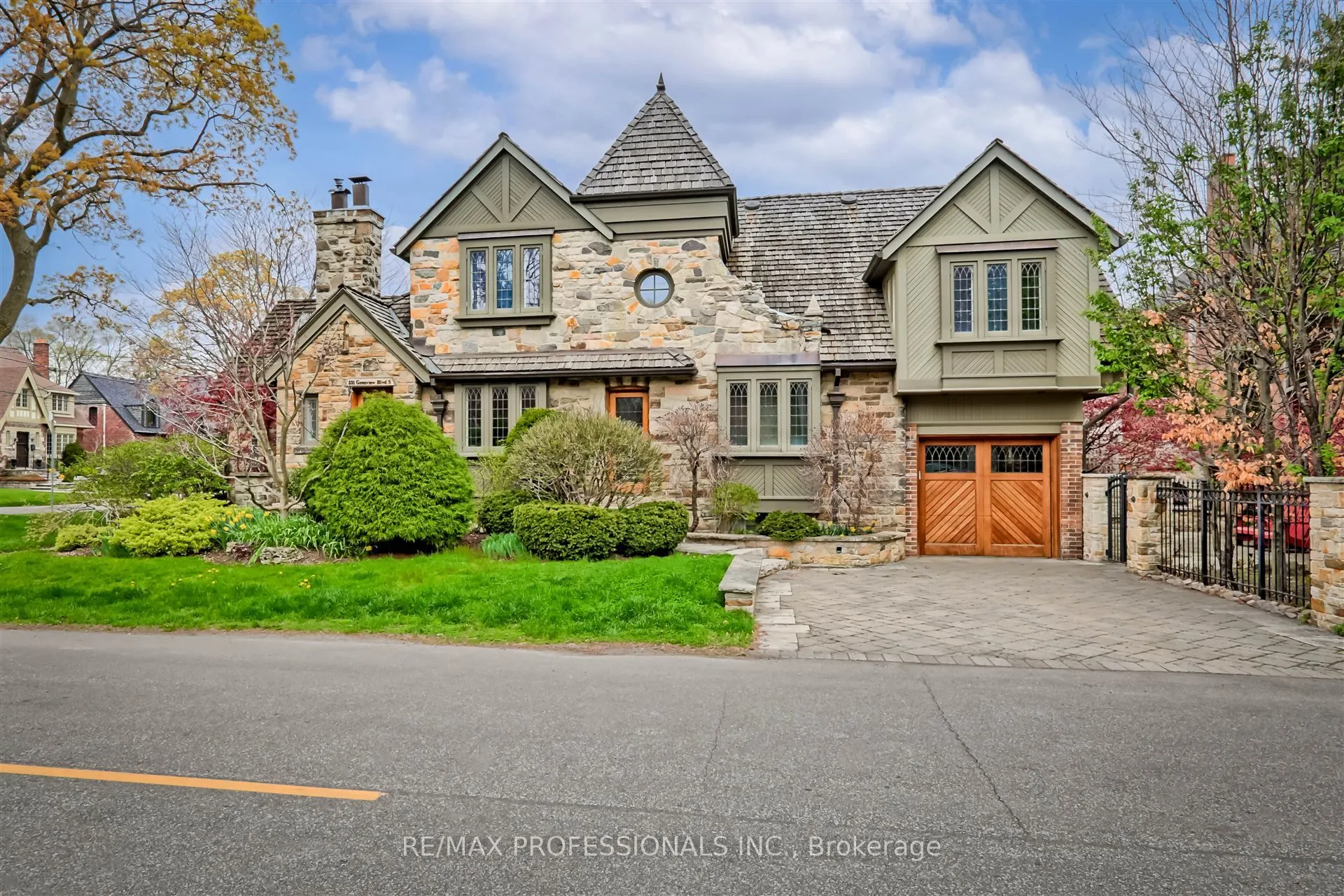 231 Grenview Boulevard S