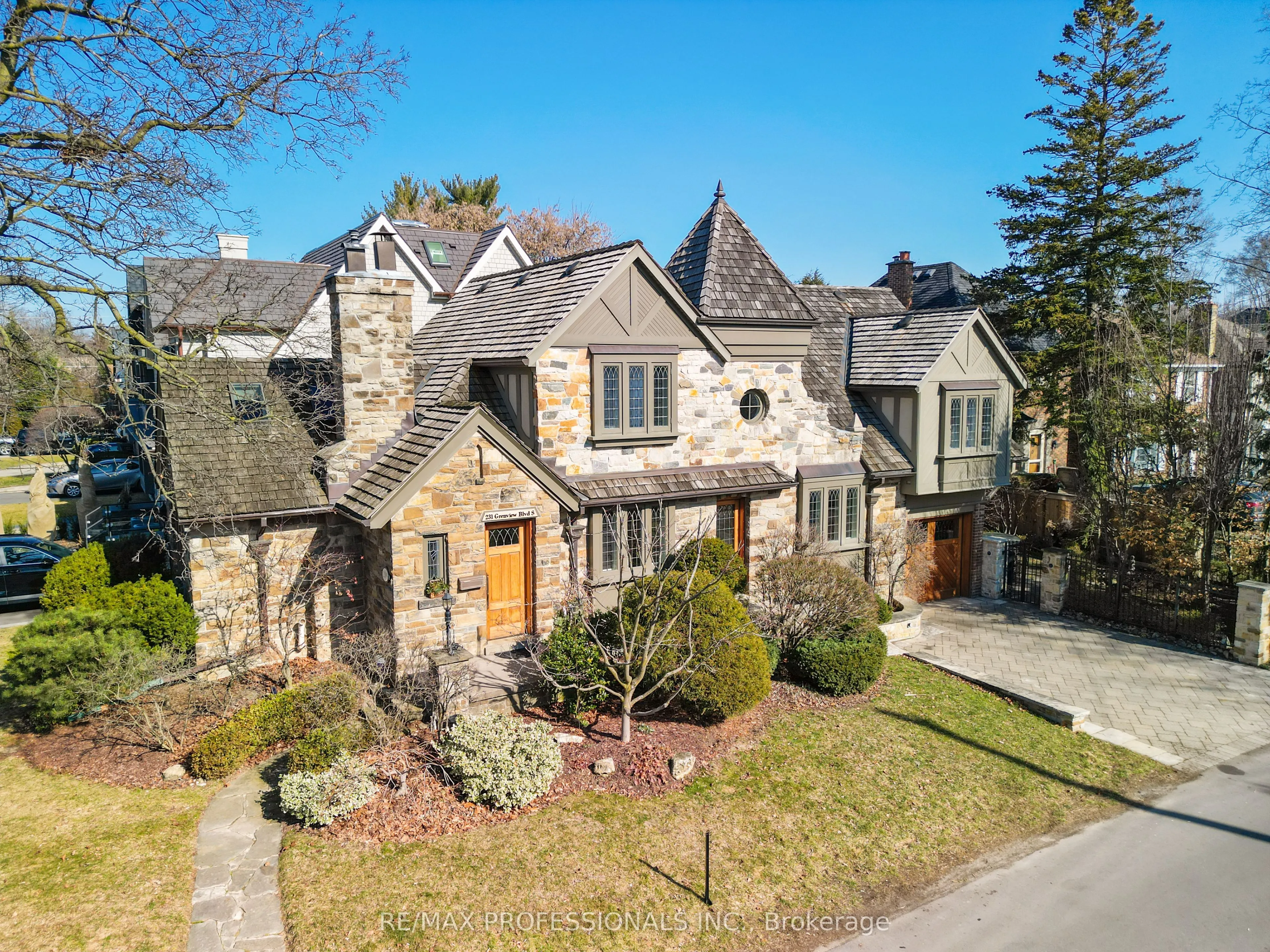 231 Grenview Boulevard S