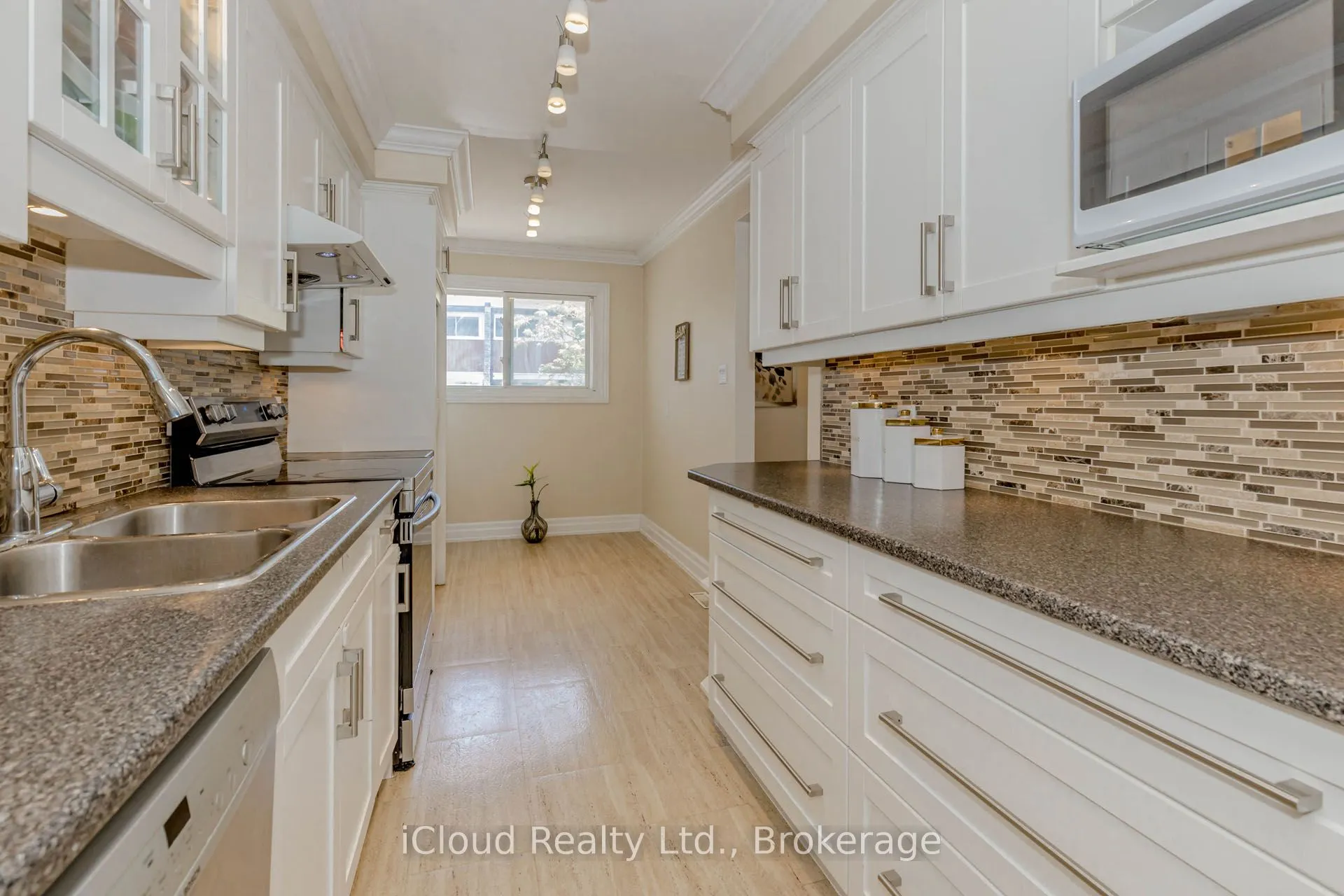 915 Inverhouse Drive, #42