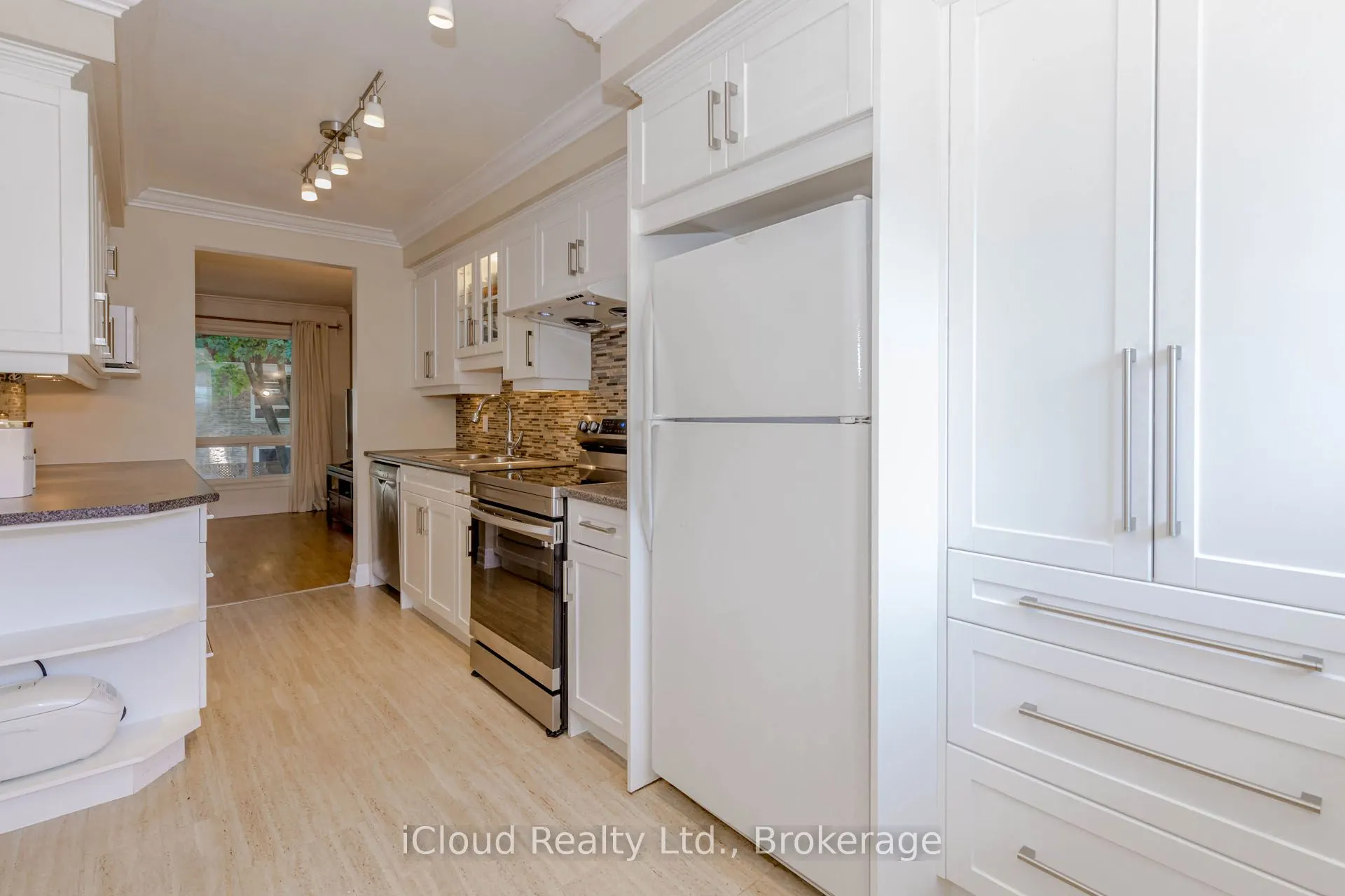 915 Inverhouse Drive, #42