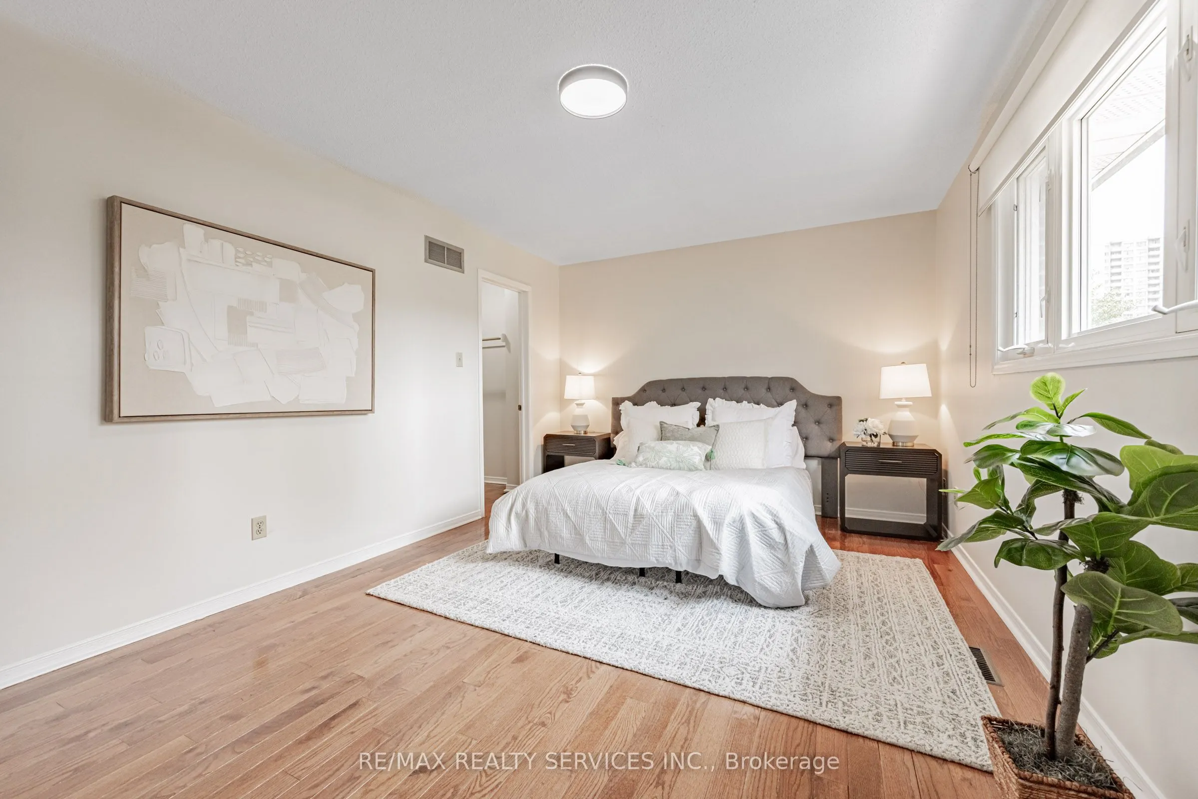 9 Garview Court
