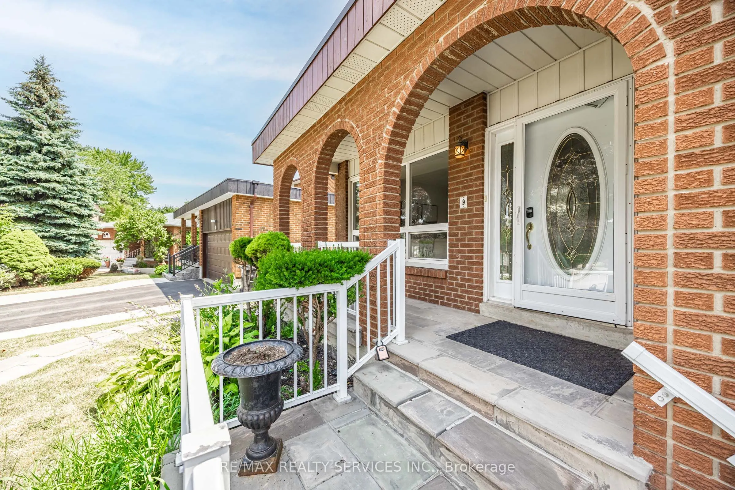 9 Garview Court