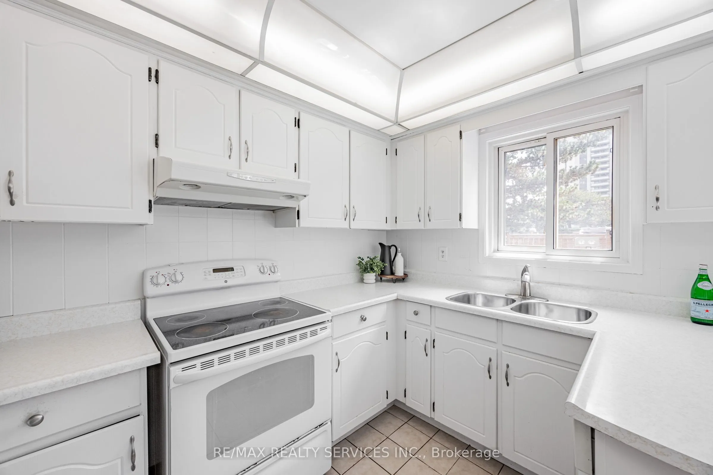 9 Garview Court