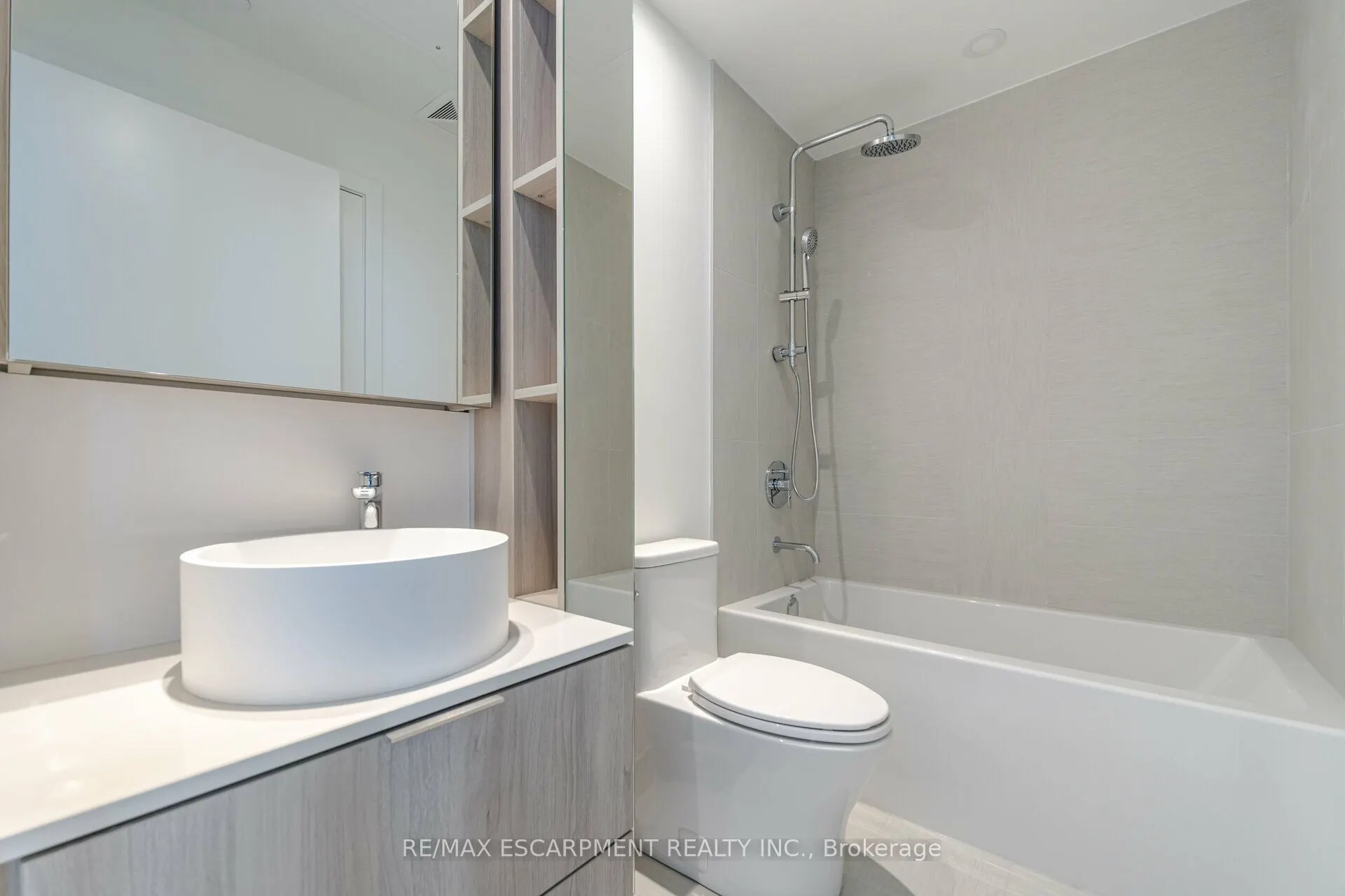 28 Ann Street W, #801