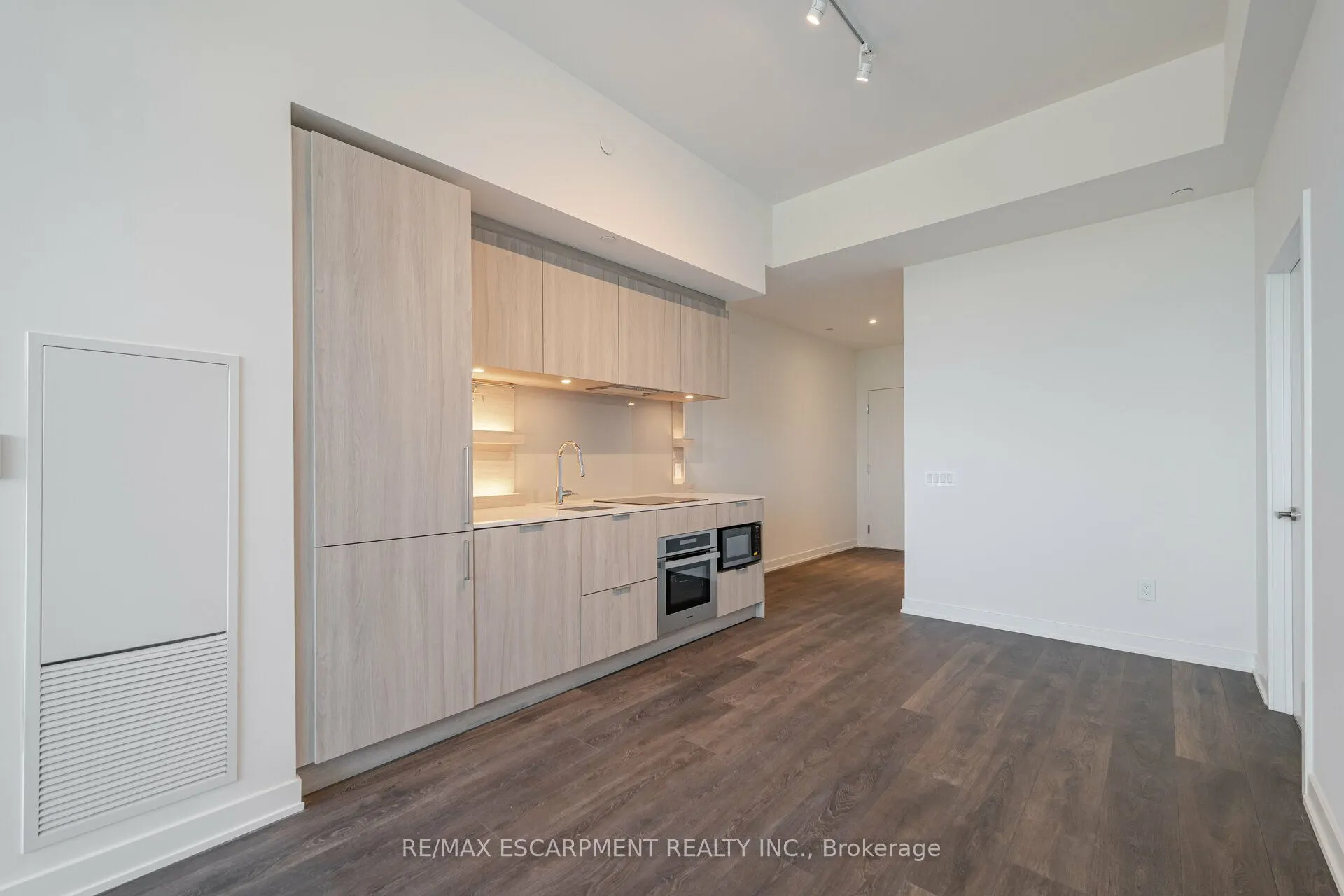 28 Ann Street W, #801