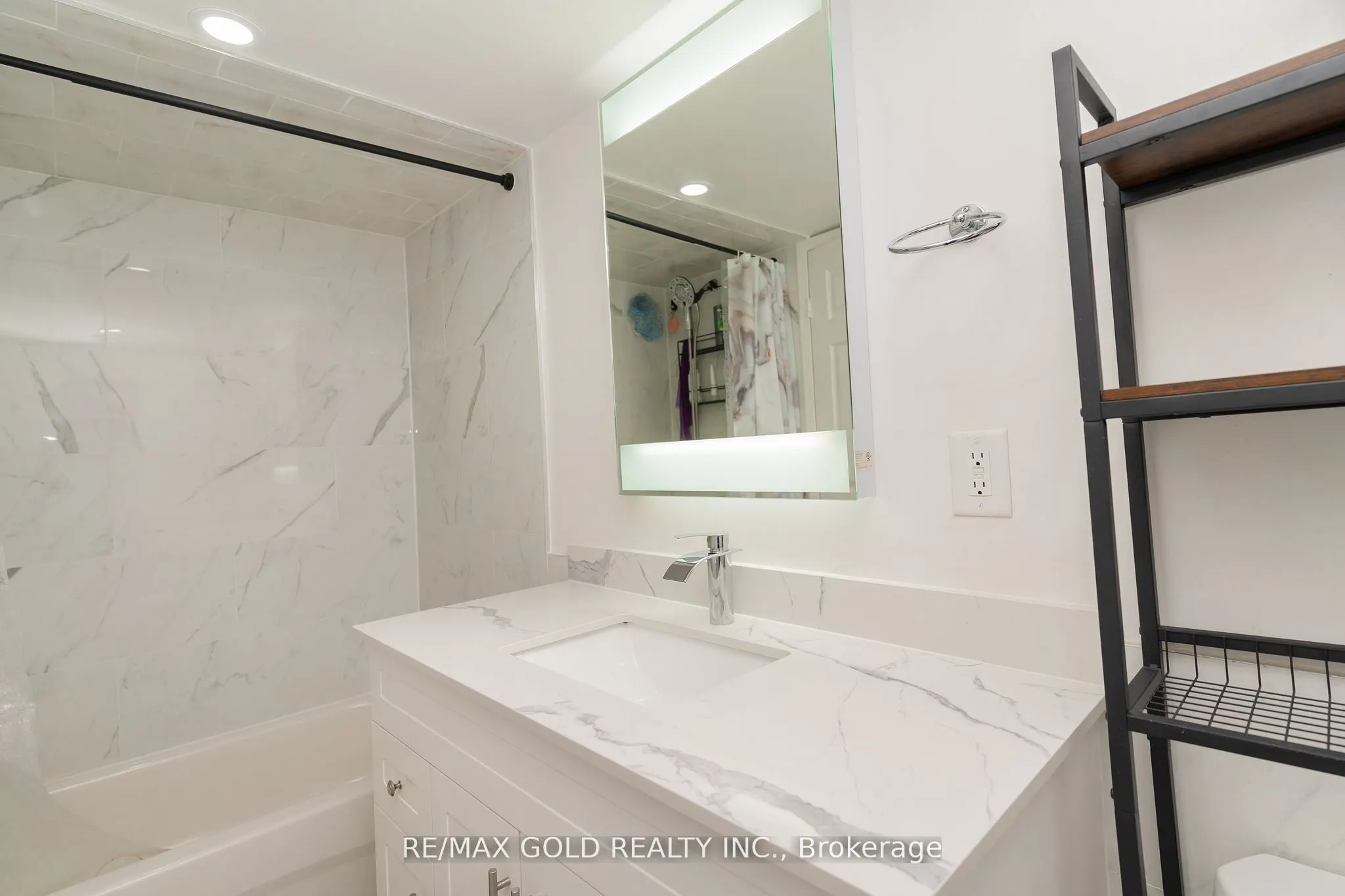 25 Agnes Street, #201