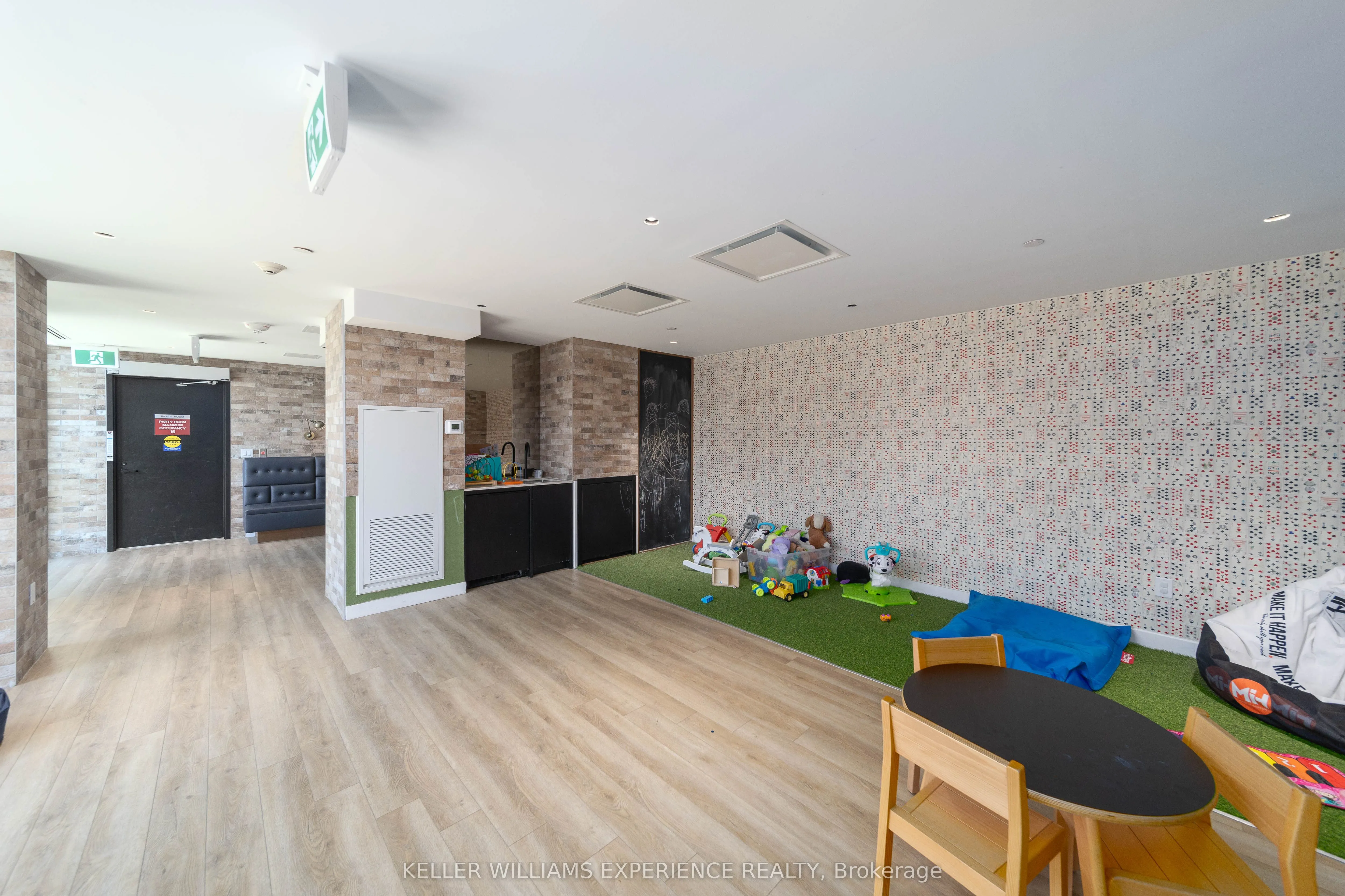 2300 St Clair Avenue W, #118