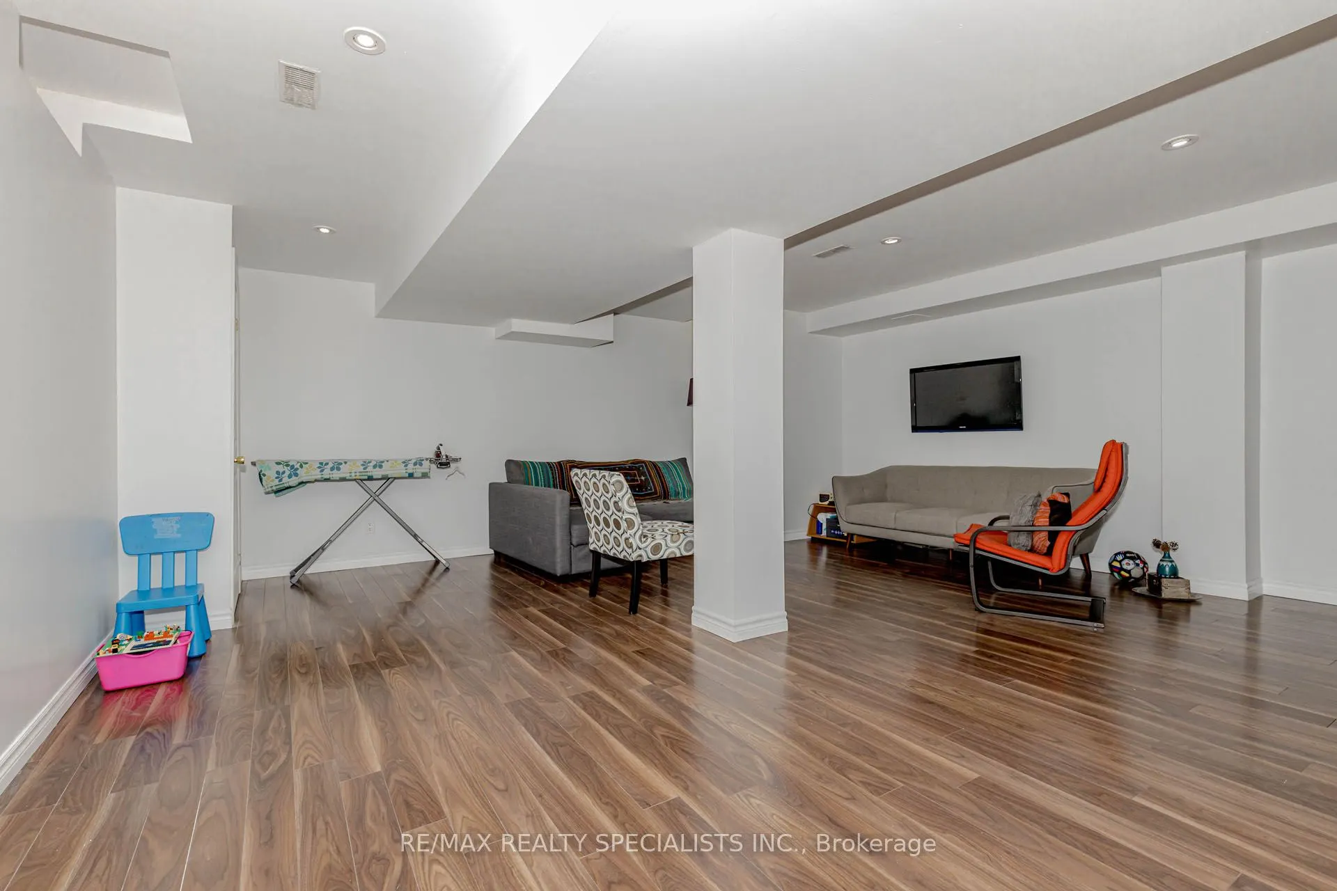 1242 Mowat Lane