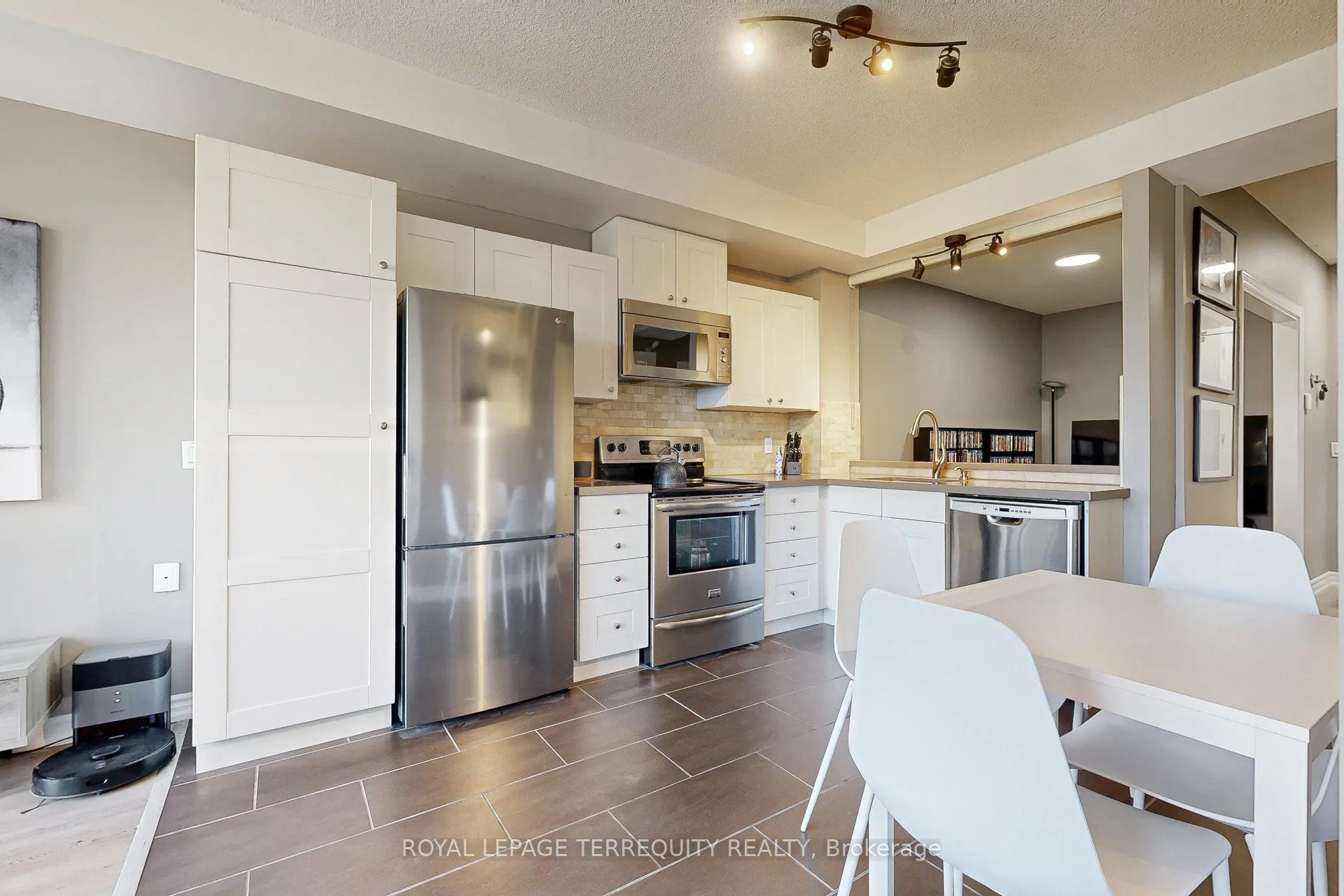 200 Burnhamthorpe Road E, #402