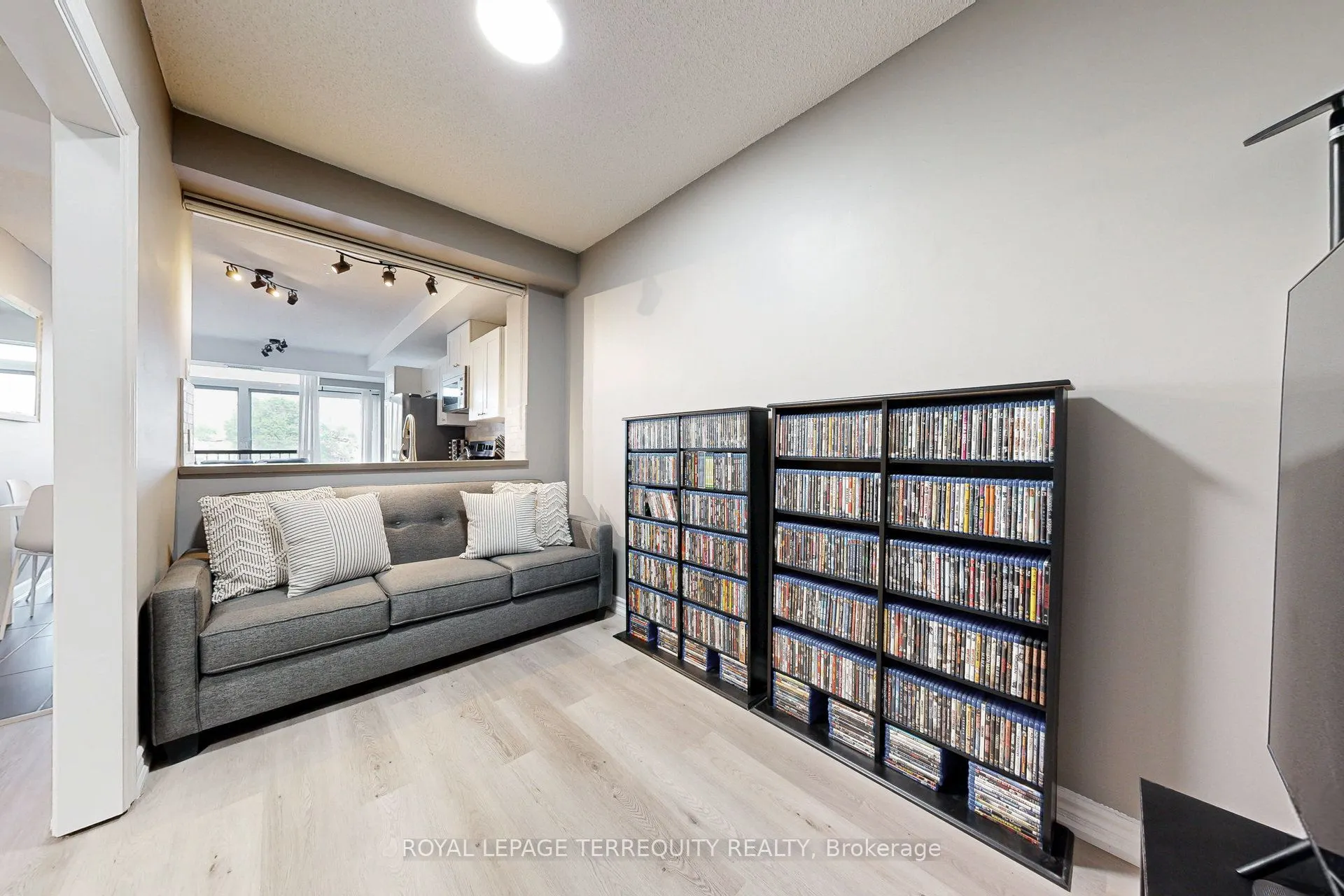 200 Burnhamthorpe Road E, #402