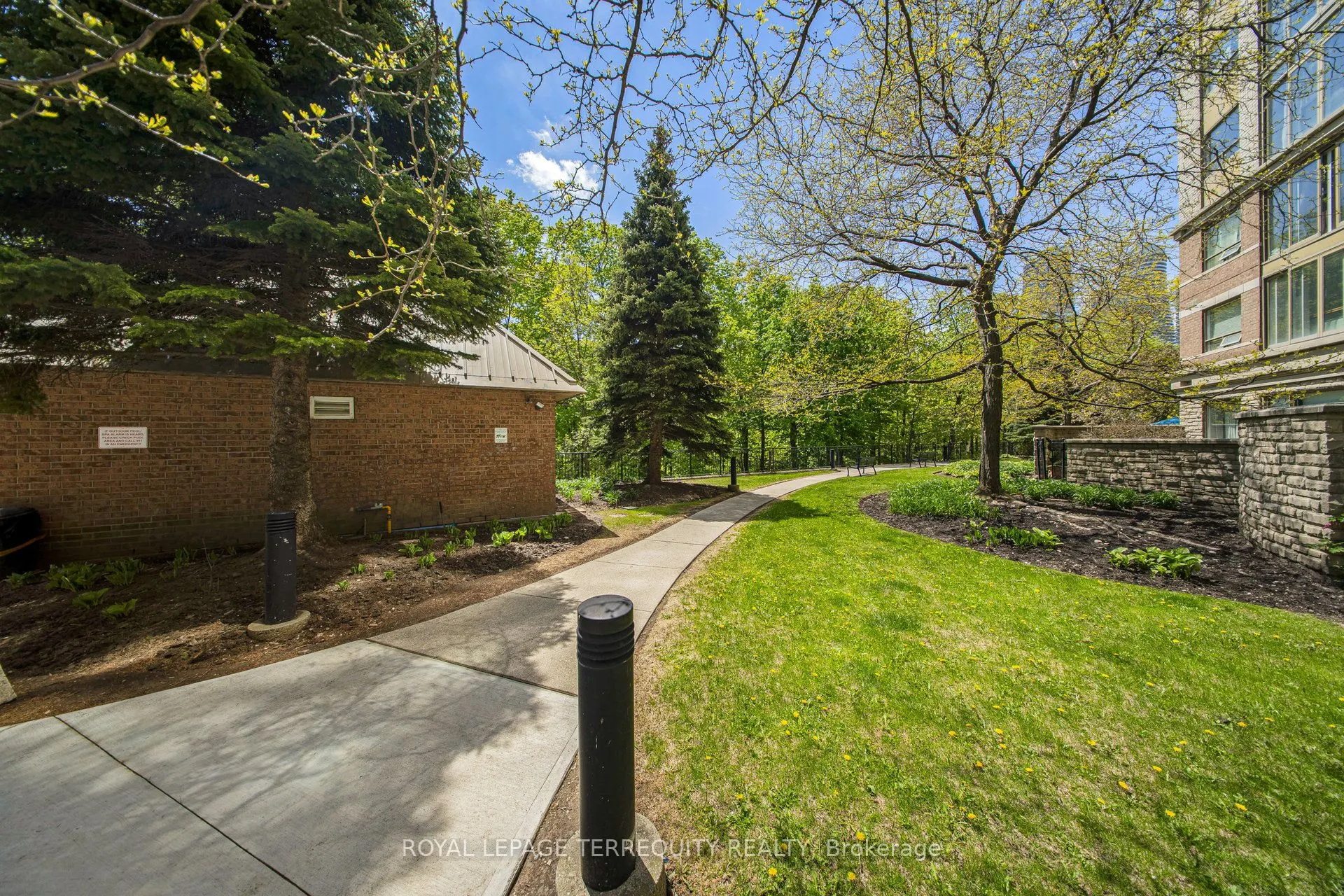 200 Burnhamthorpe Road E, #402