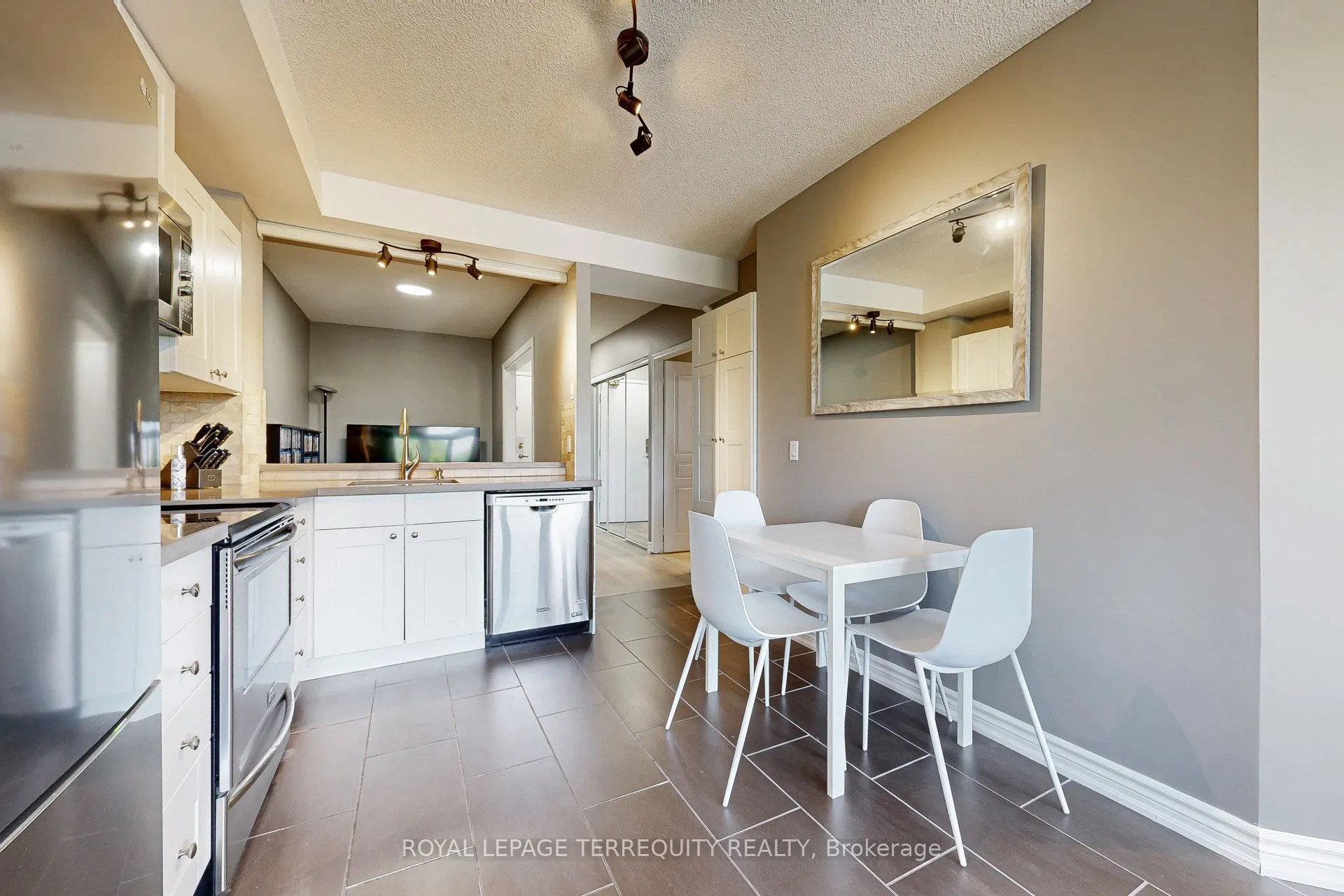 200 Burnhamthorpe Road E, #402