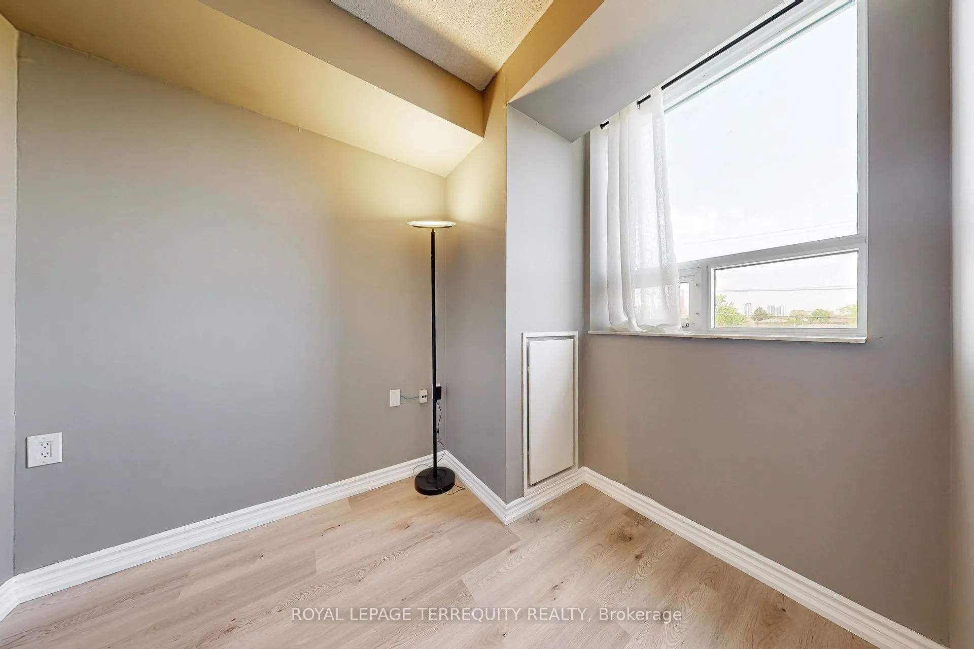 200 Burnhamthorpe Road E, #402