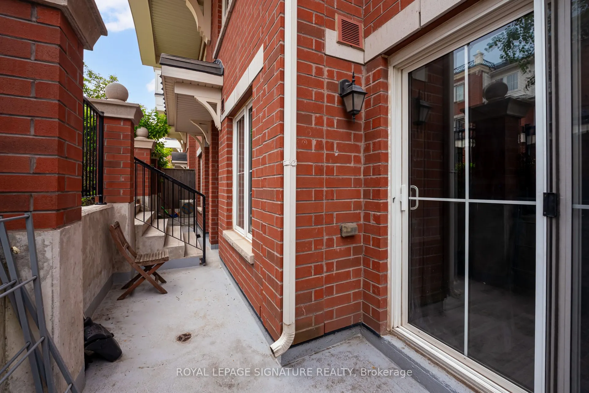 2492 Post Road, #19
