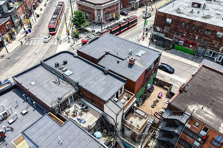 2215 Dundas Street W