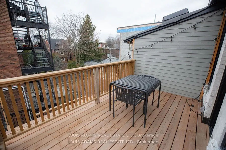 2215 Dundas Street W