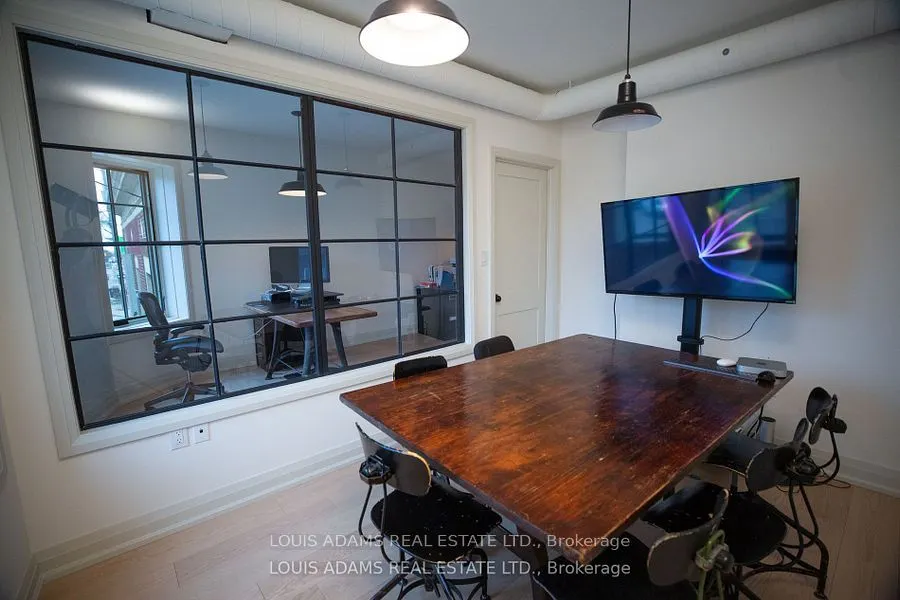 2215 Dundas Street W