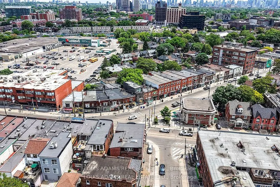 2215 Dundas Street W