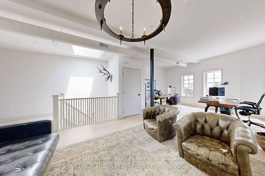 2215 Dundas Street W