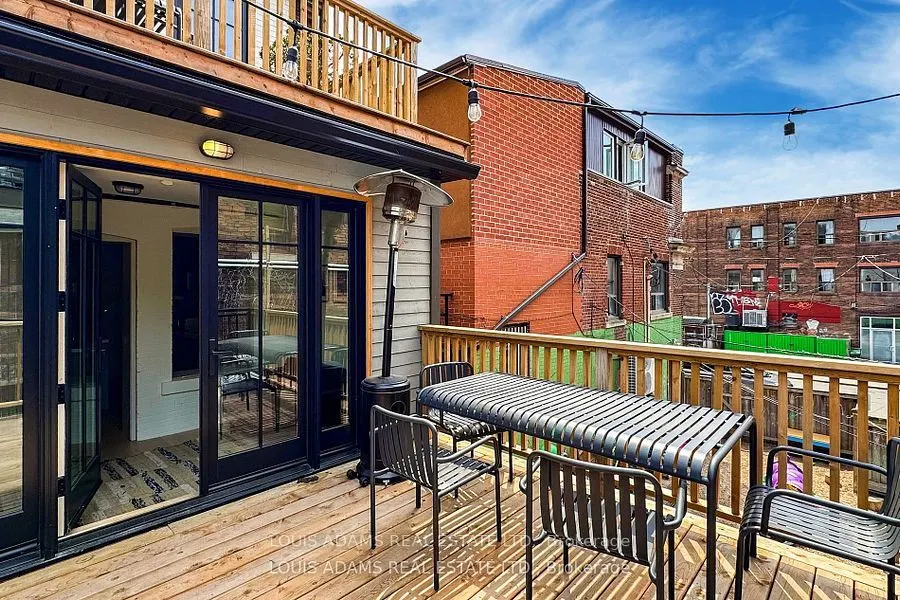 2215 Dundas Street W