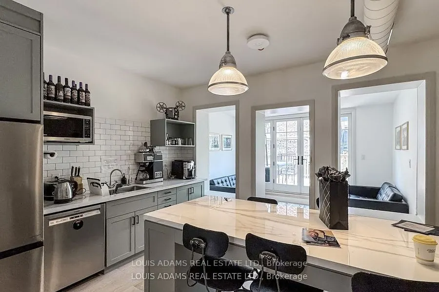 2215 Dundas Street W