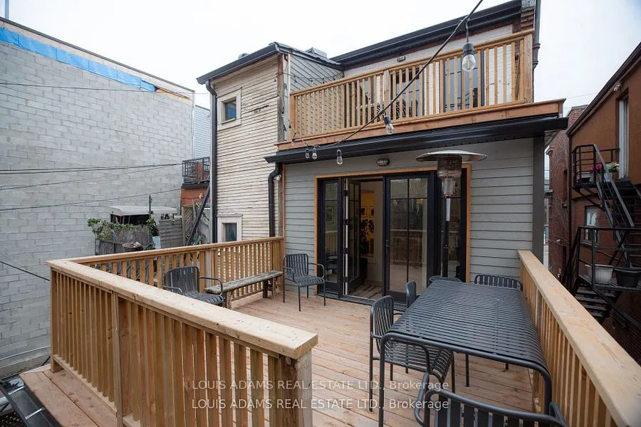 2215 Dundas Street W