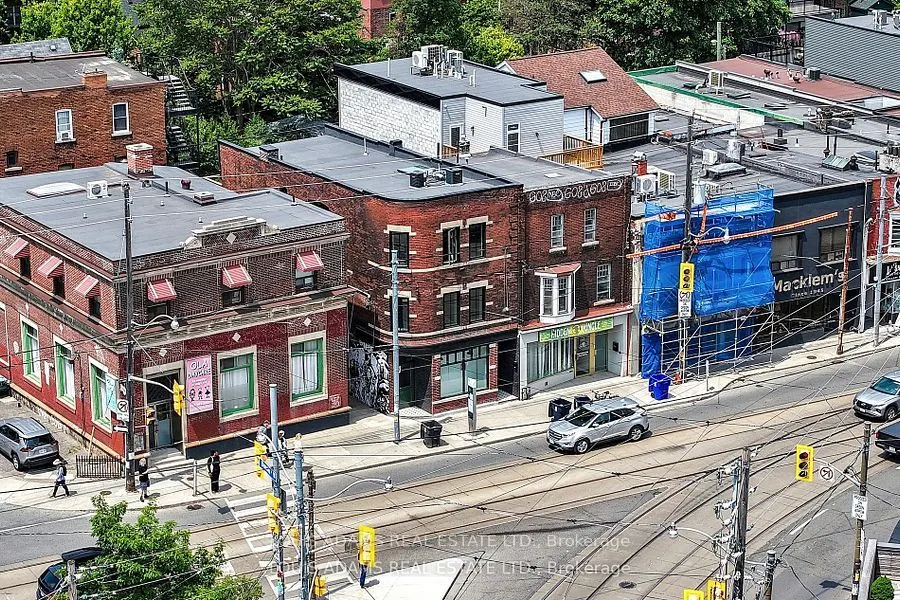 2215 Dundas Street W