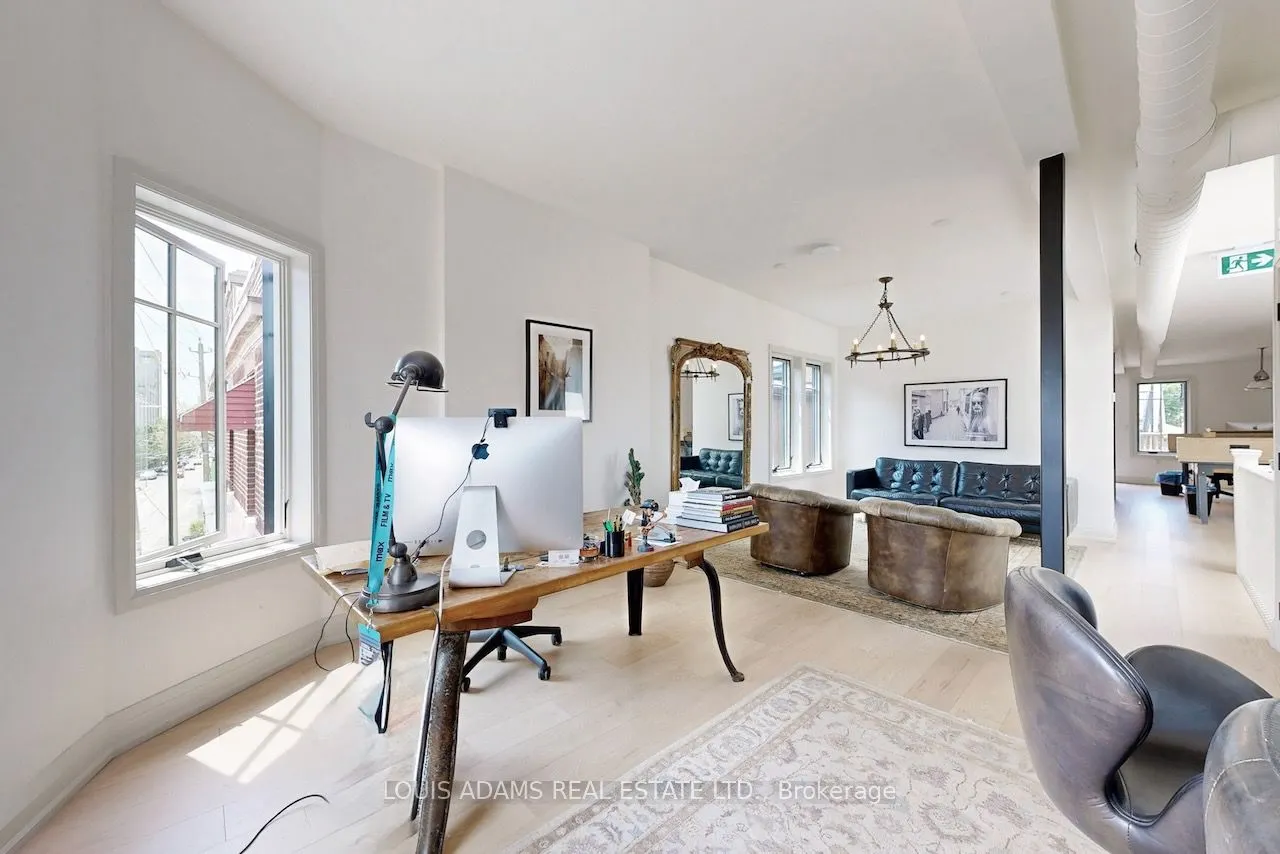 2215 Dundas Street W