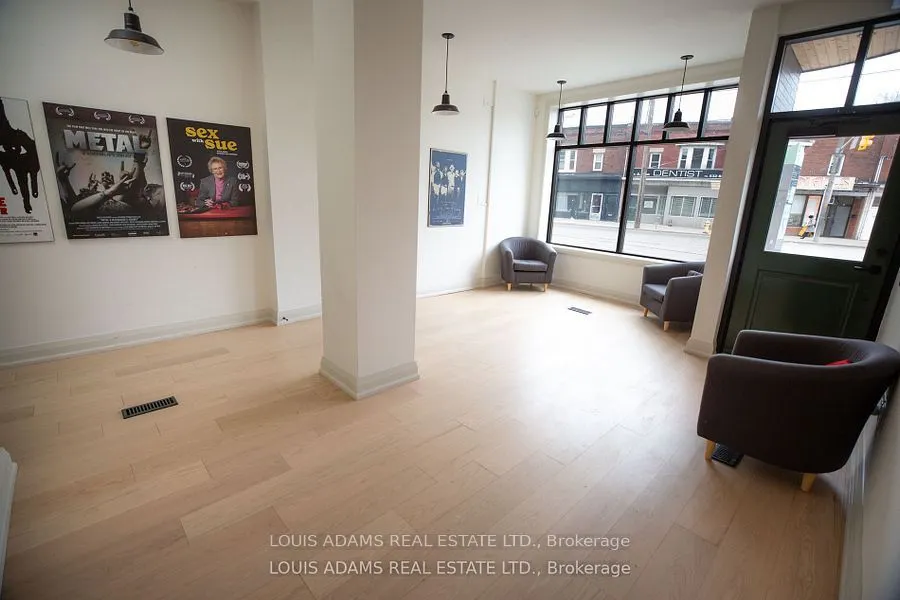 2215 Dundas Street W