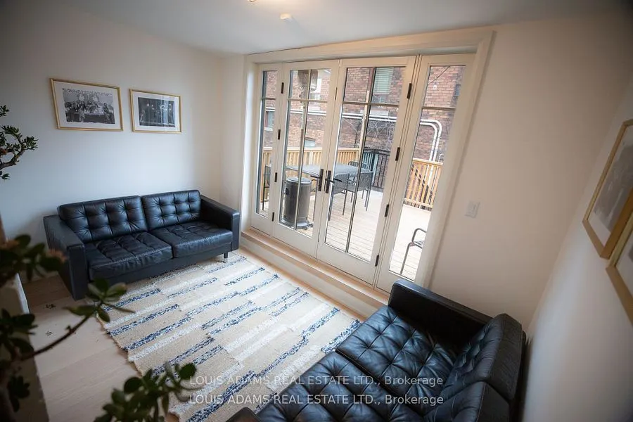 2215 Dundas Street W