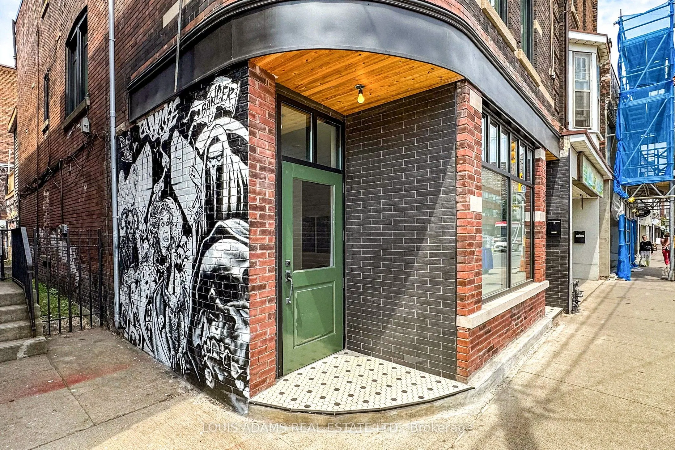 2215 Dundas Street W