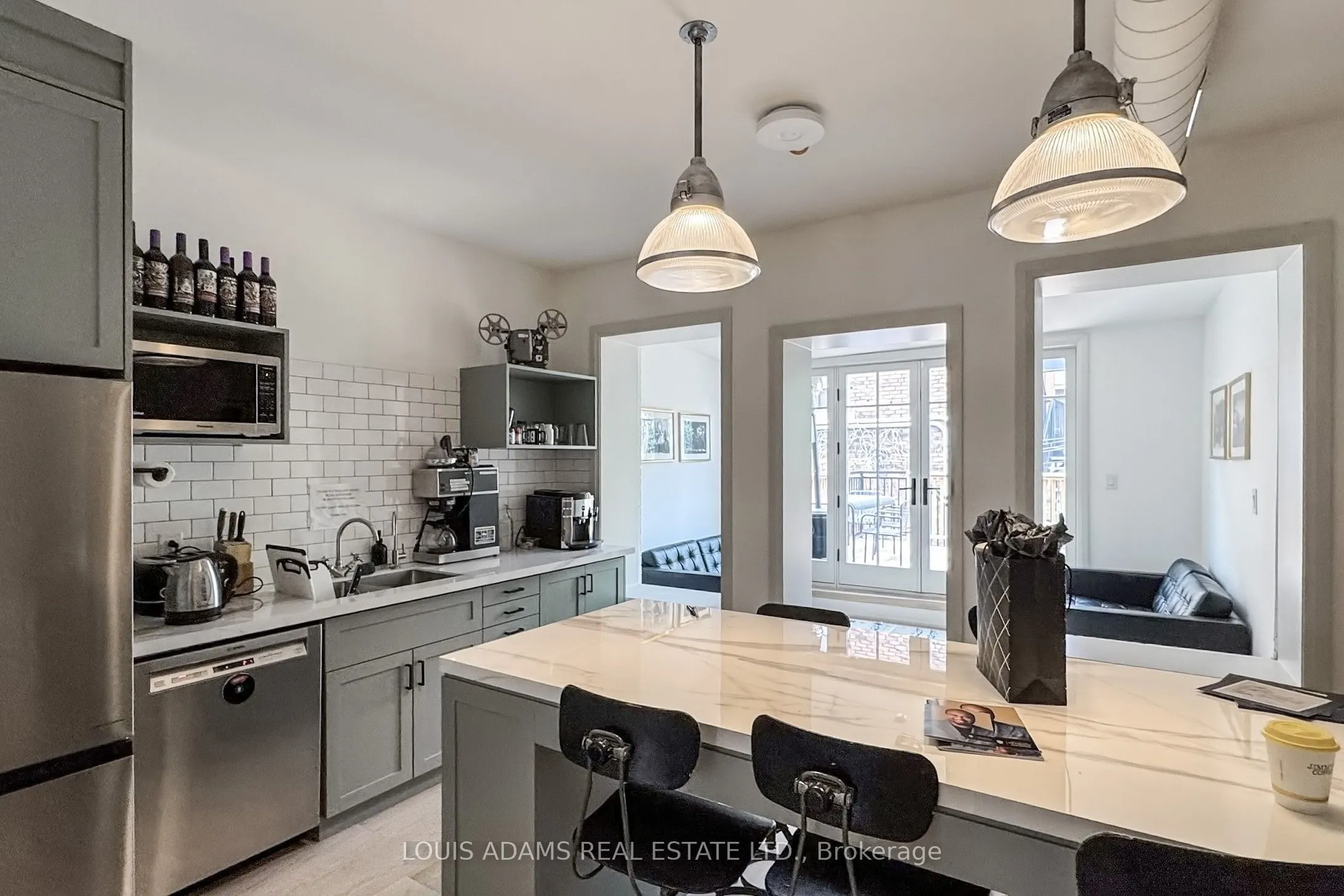 2215 Dundas Street W