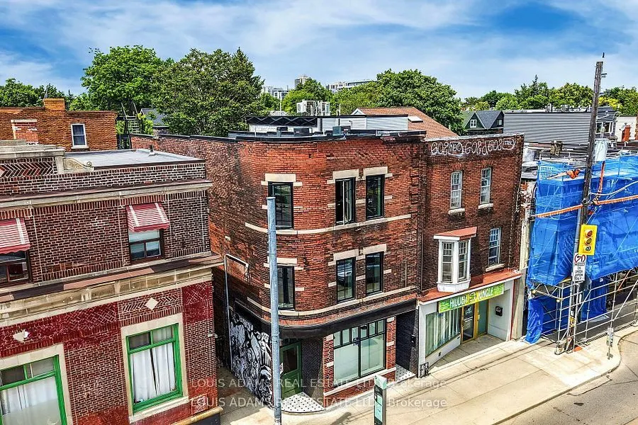 2215 Dundas Street W