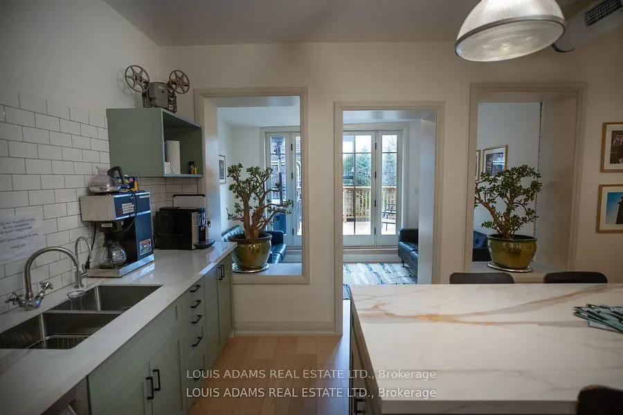 2215 Dundas Street W