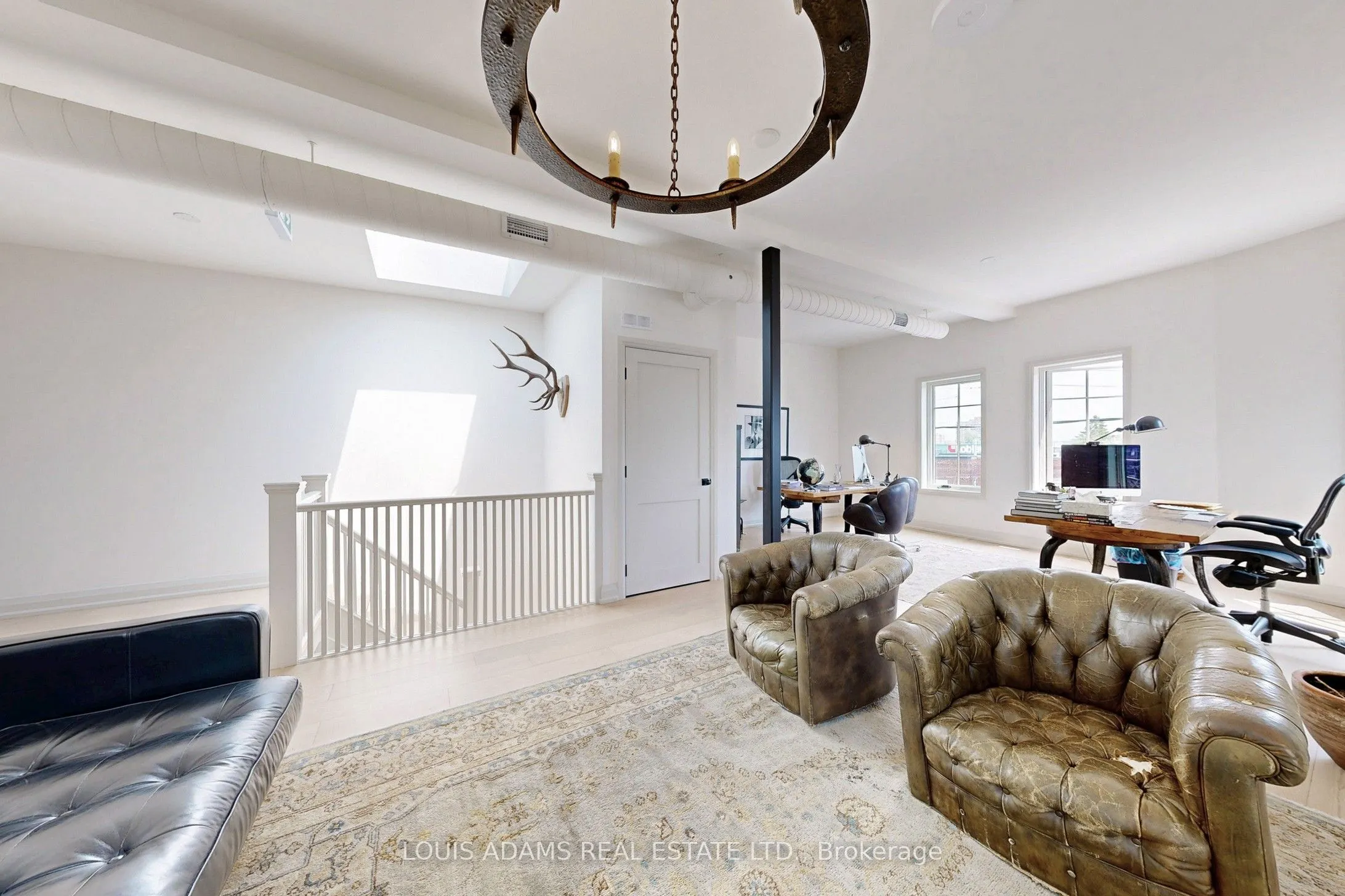 2215 Dundas Street W