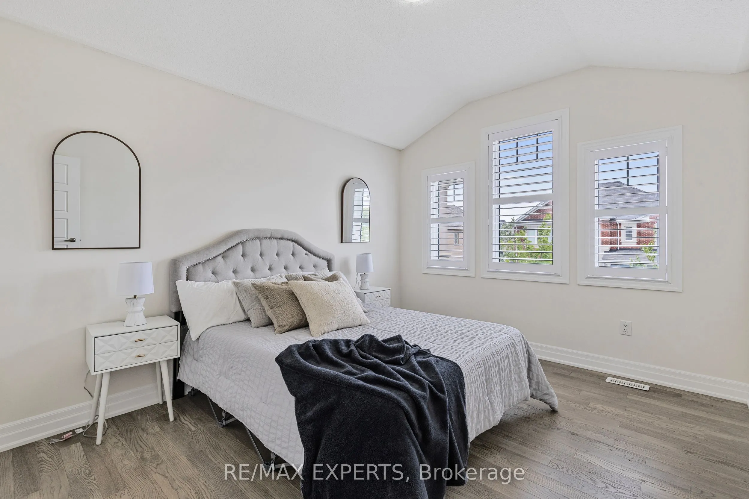 1374 Rose Way