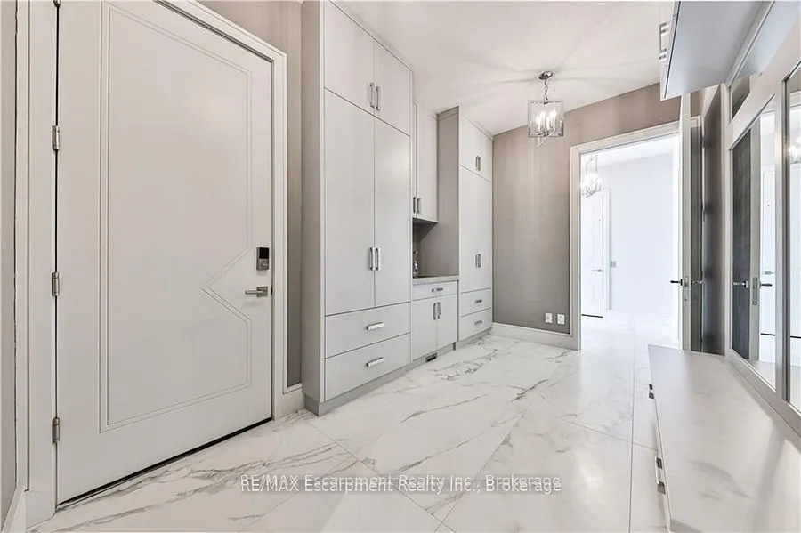 2250 Chancery Lane W