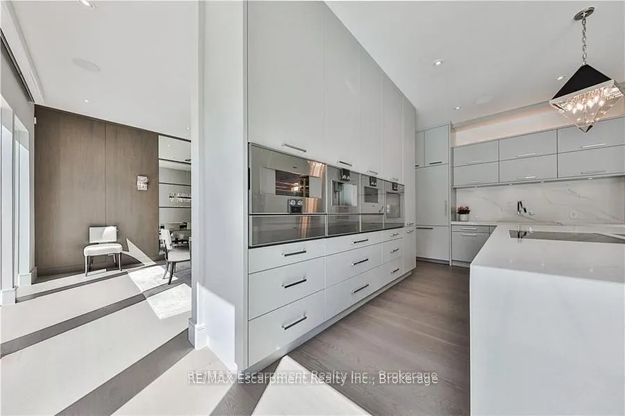 2250 Chancery Lane W