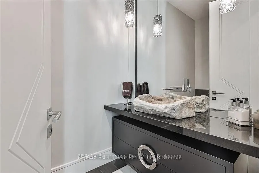 2250 Chancery Lane W
