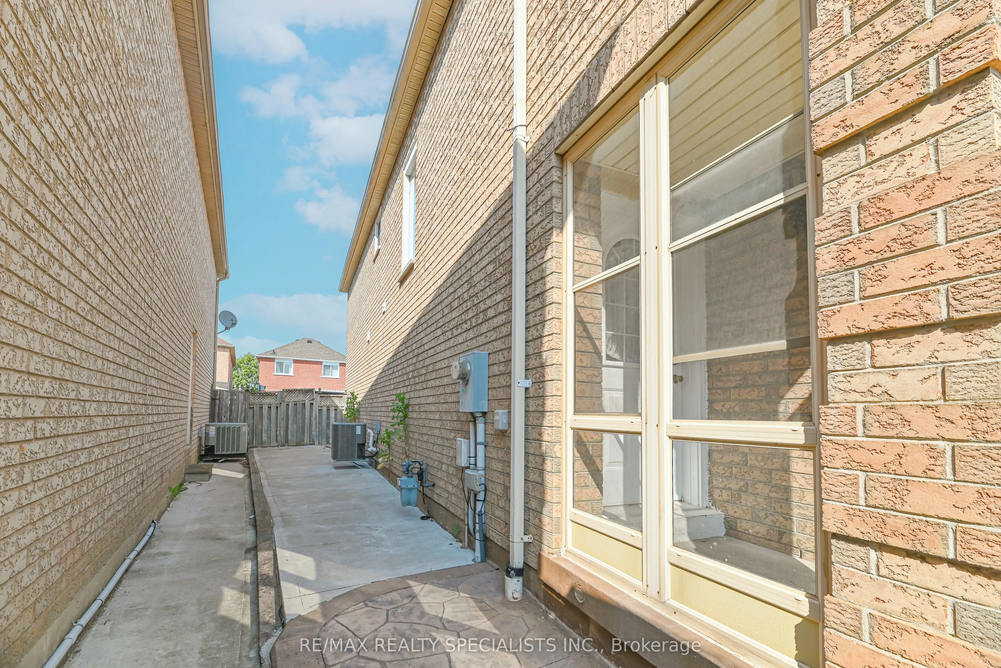 25 Chadwick Street E