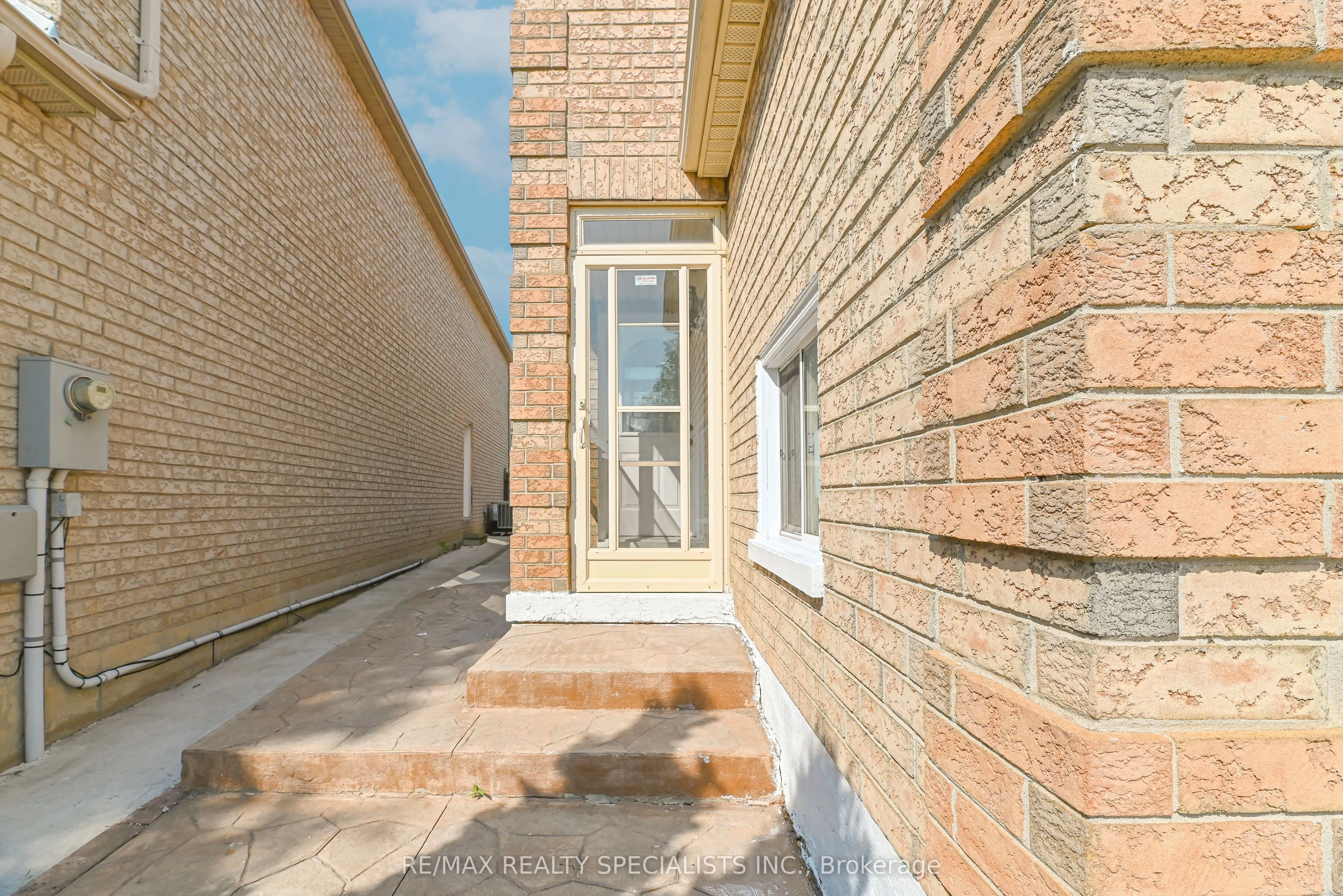 25 Chadwick Street E