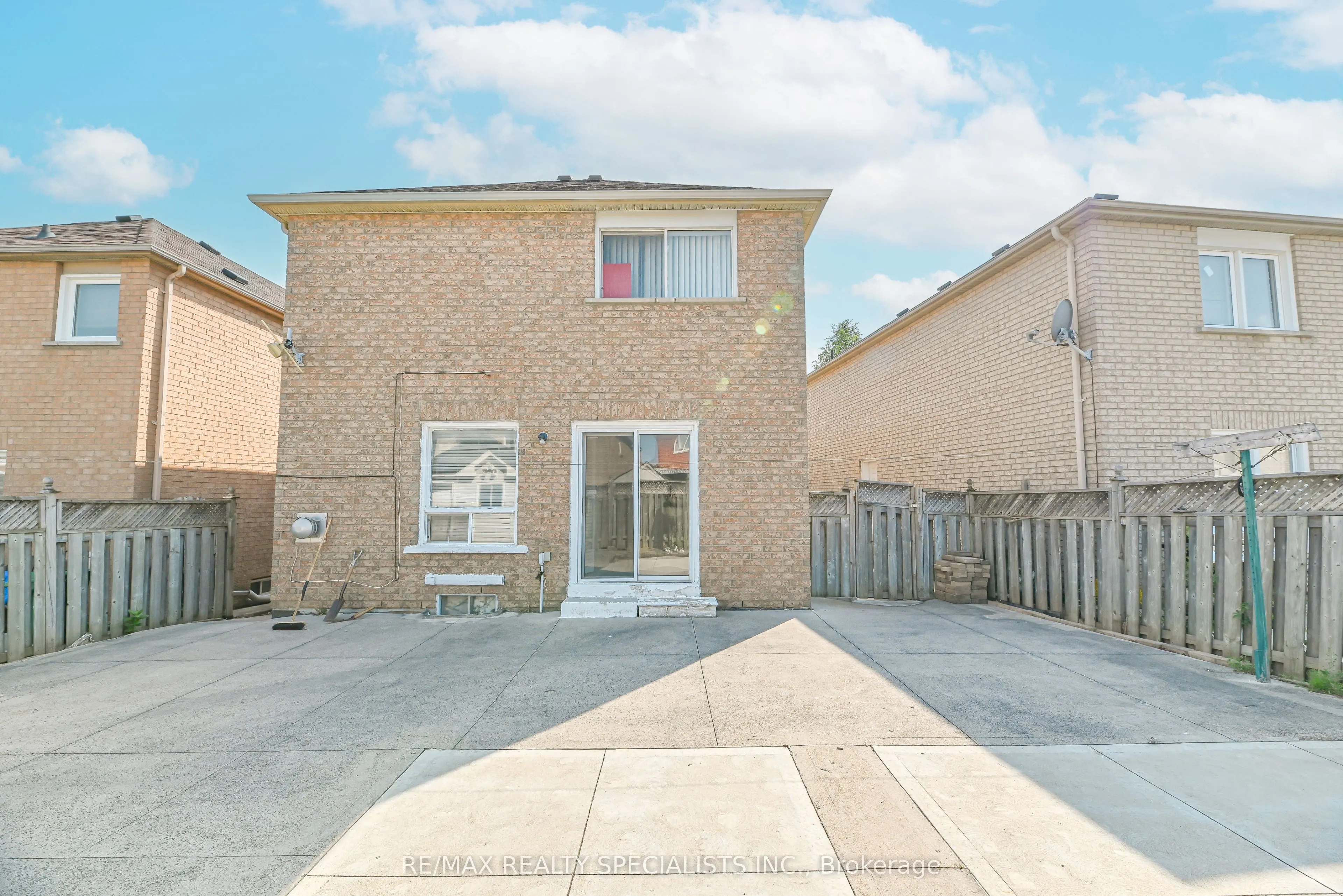 25 Chadwick Street E